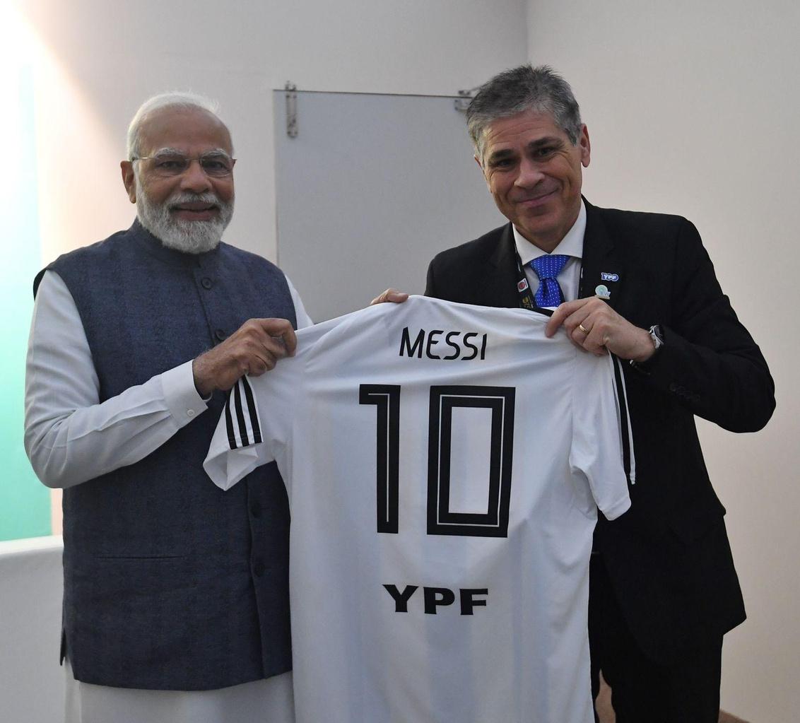 #梅西[超话]# 阿根廷官员在印度参加活动时给印度总理莫迪赠送了一件梅西的球衣。(1)