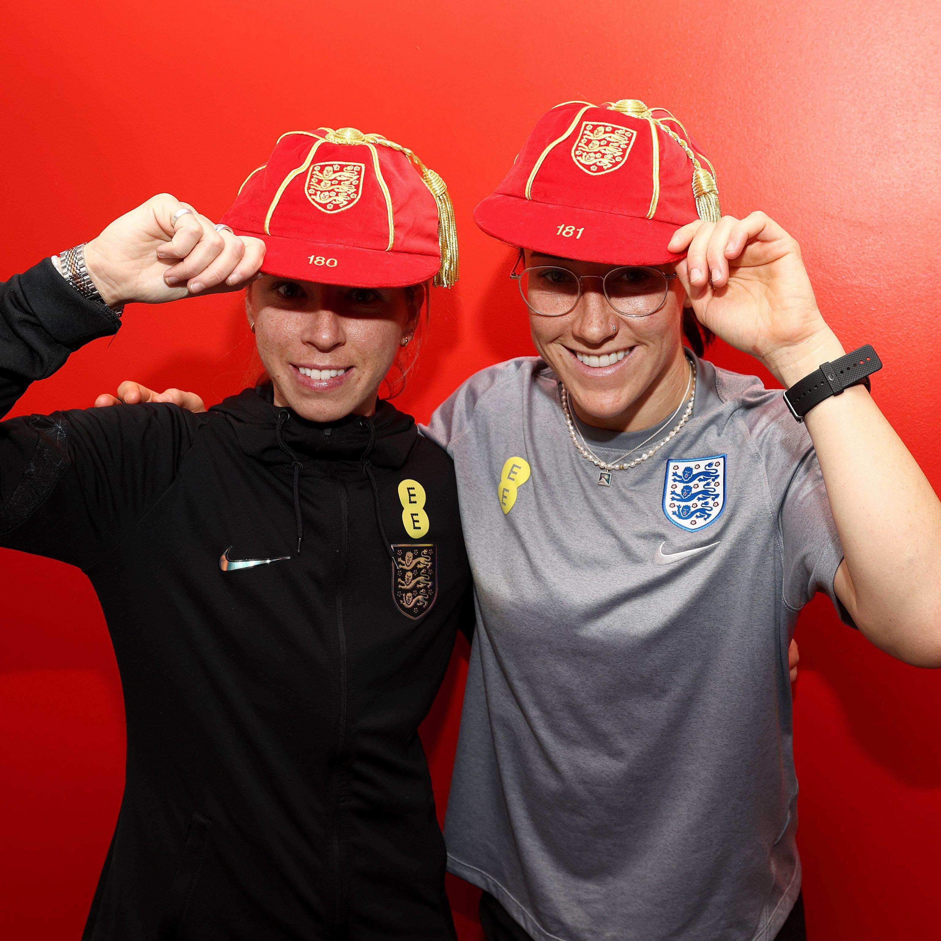 领取小红帽[鲜花]英格兰女足队员们领取了印有自己Legacy number的纪念(2)