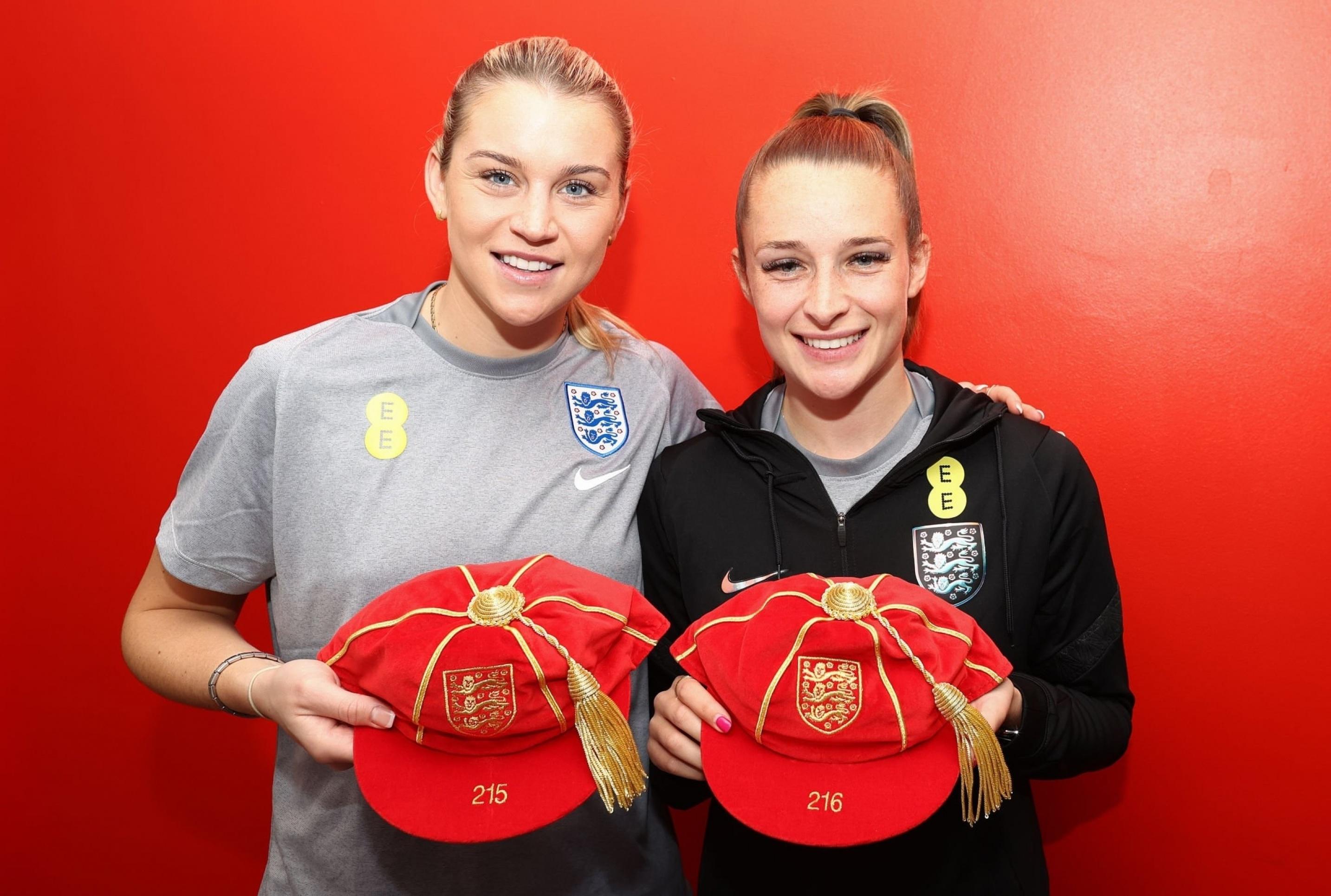 领取小红帽[鲜花]英格兰女足队员们领取了印有自己Legacy number的纪念(3)