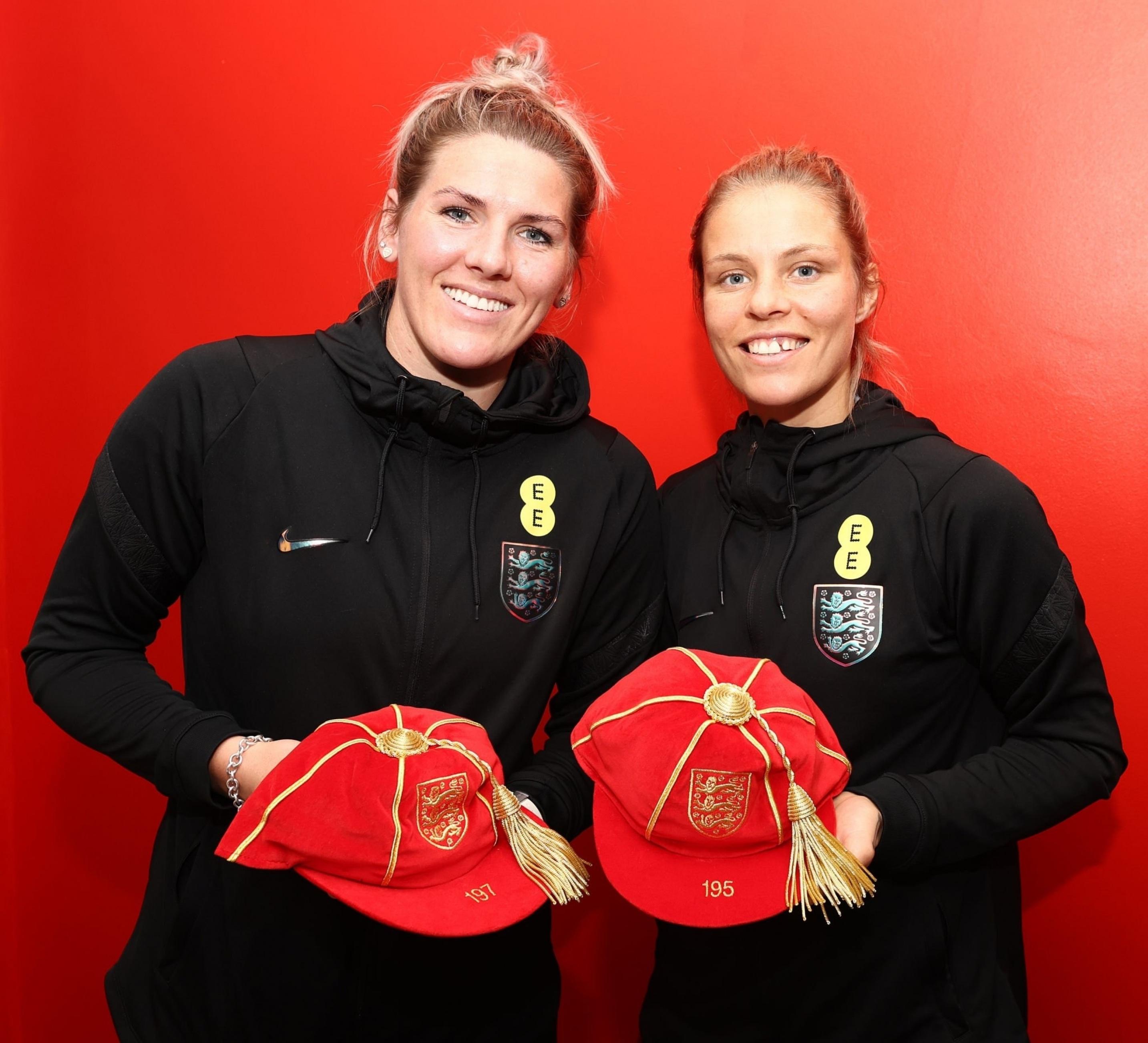 领取小红帽[鲜花]英格兰女足队员们领取了印有自己Legacy number的纪念(4)