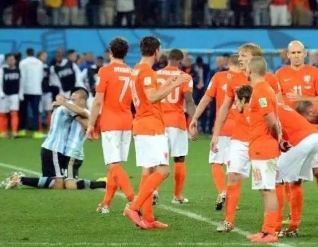 荷兰主帅范加尔要亲吻阿根廷边锋迪马利亚(2)