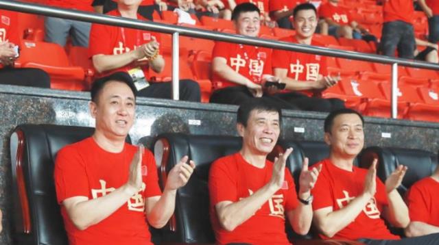 许家印遇到两位球迷，一位正在买球衣，一位高喊永远支持广州恒大(1)