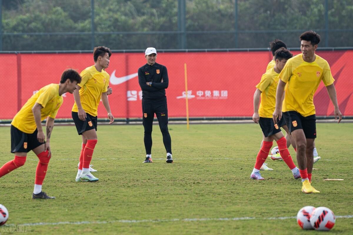 北京时间3月2日，国足在海口展开集训，不过因为处于休赛期，队中多名球员出现伤病，(1)