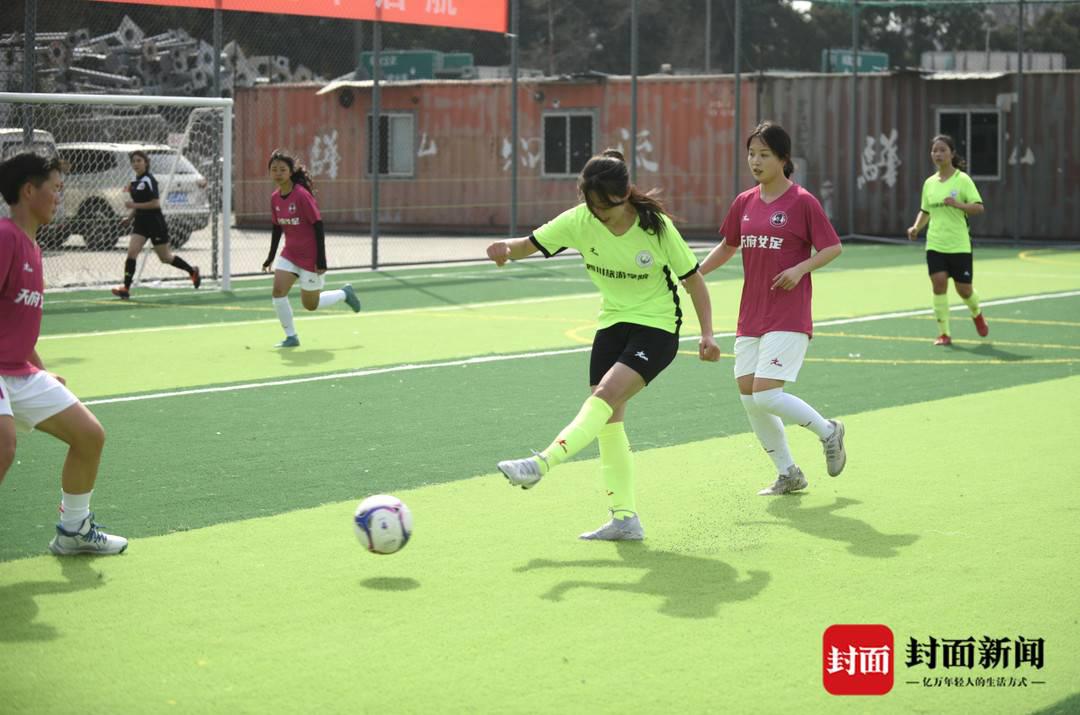 成都民间U20女足切磋球技 探索女性运动更多可能(1)