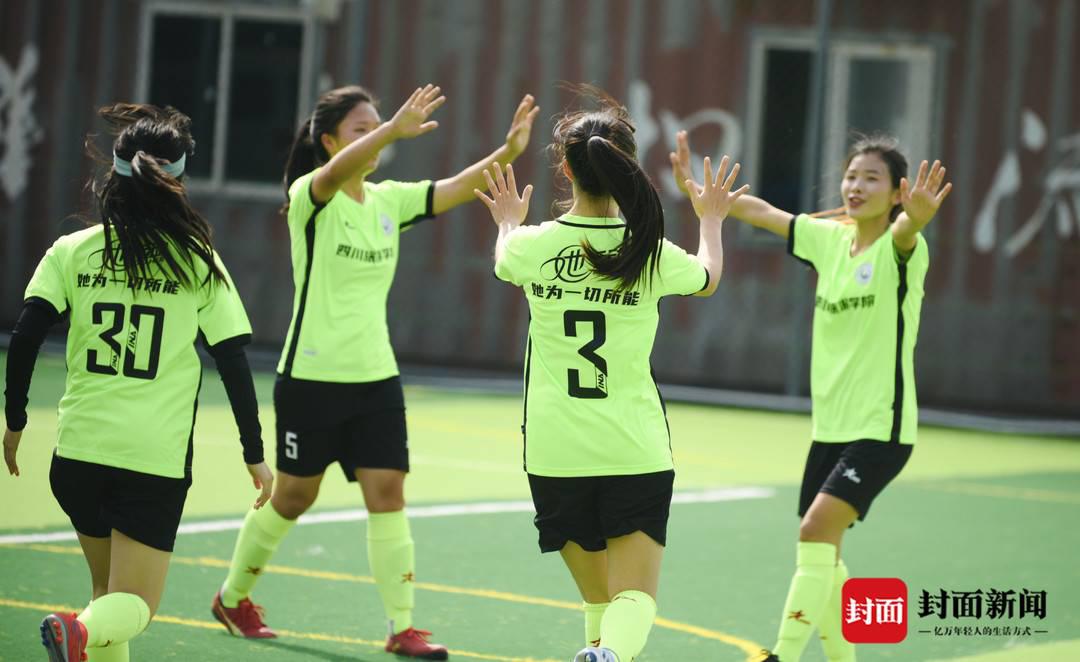 成都民间U20女足切磋球技 探索女性运动更多可能(2)