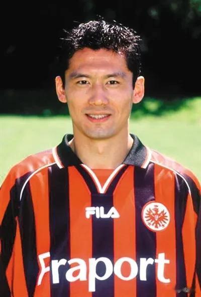 2000年是前国足前锋杨晨在国内足坛收获荣誉最多的一年。

虽然杨晨在中国职业联(1)