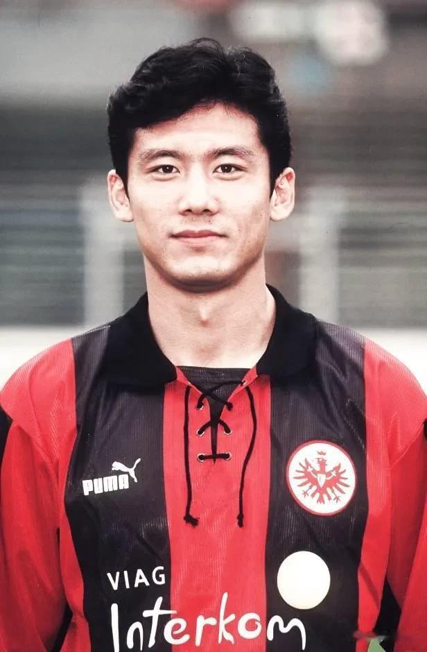 2000年是前国足前锋杨晨在国内足坛收获荣誉最多的一年。

虽然杨晨在中国职业联(3)