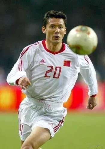 2000年是前国足前锋杨晨在国内足坛收获荣誉最多的一年。

虽然杨晨在中国职业联(5)