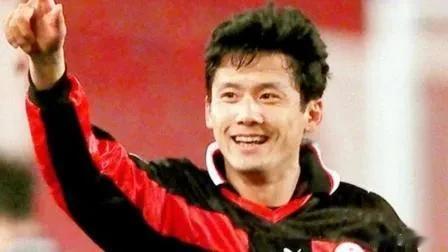2000年是前国足前锋杨晨在国内足坛收获荣誉最多的一年。

虽然杨晨在中国职业联(6)