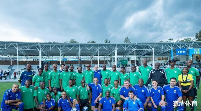 国际足联的主席亲自到卢旺达揭了幕。整个世界还有贝利纪念球场吗？(2)