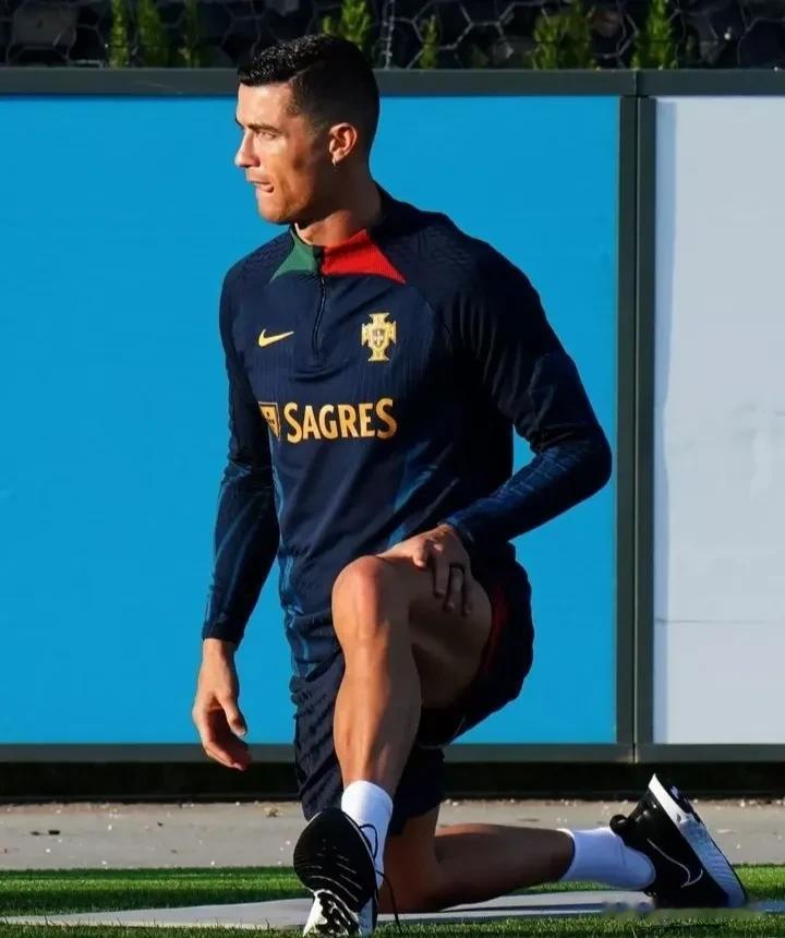 昨天，C罗回到葡萄牙了，并参加首次集体训练，回到自己的国家队就不一样，发自内心的(4)
