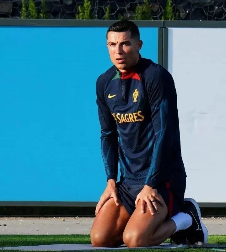 昨天，C罗回到葡萄牙了，并参加首次集体训练，回到自己的国家队就不一样，发自内心的(5)
