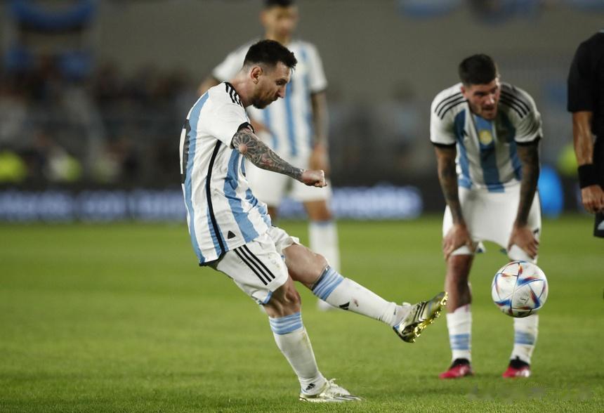 战胜巴拿马后，阿根廷在纪念体育场（布宜诺斯艾利斯）庆祝2022年世界杯夺冠仪式。(1)