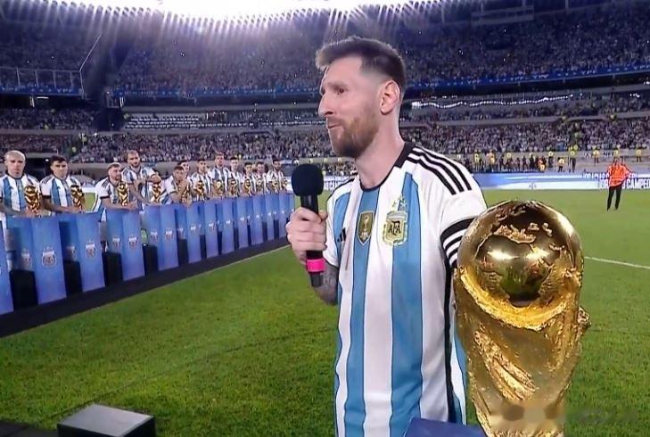 战胜巴拿马后，阿根廷在纪念体育场（布宜诺斯艾利斯）庆祝2022年世界杯夺冠仪式。(5)