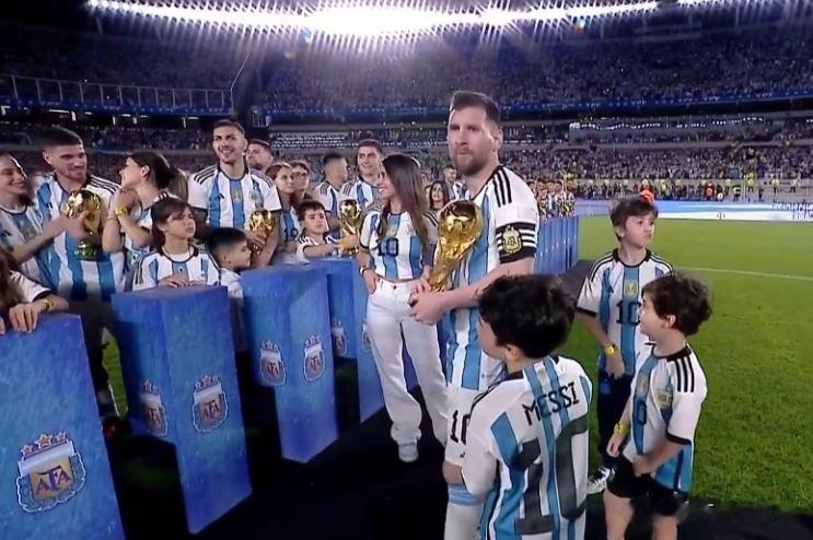 战胜巴拿马后，阿根廷在纪念体育场（布宜诺斯艾利斯）庆祝2022年世界杯夺冠仪式。(6)