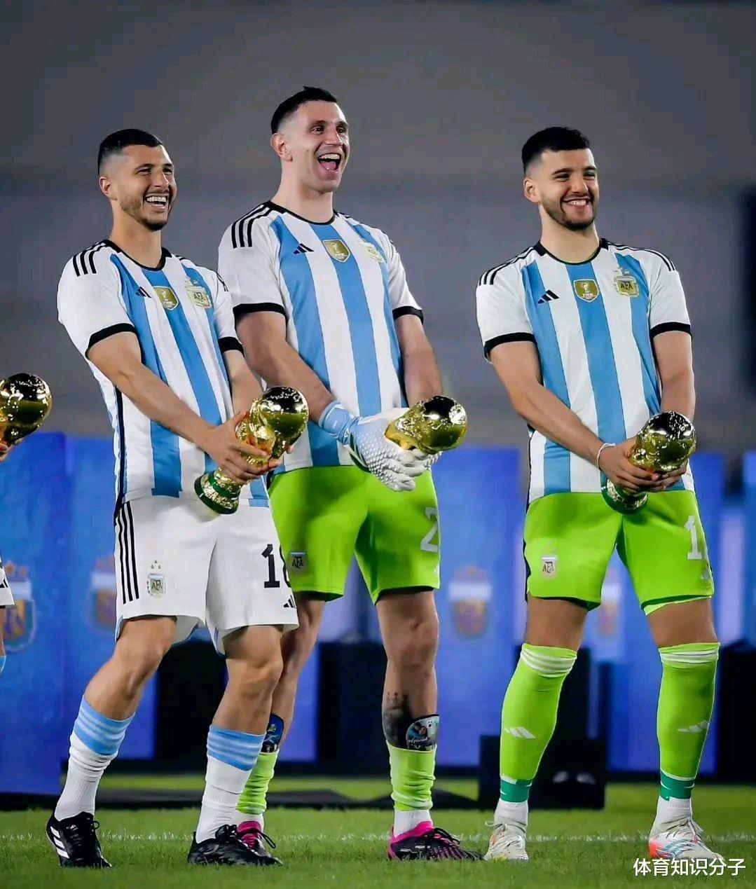 还要脸吗？阿根廷门将率领队友复制世界杯大尺度动作，太太团拍照(3)