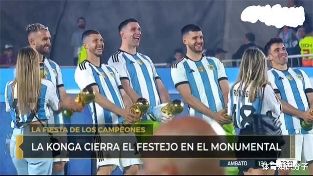还要脸吗？阿根廷门将率领队友复制世界杯大尺度动作，太太团拍照(4)