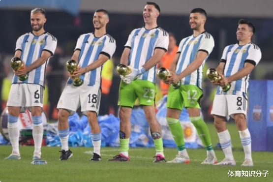 还要脸吗？阿根廷门将率领队友复制世界杯大尺度动作，太太团拍照(5)