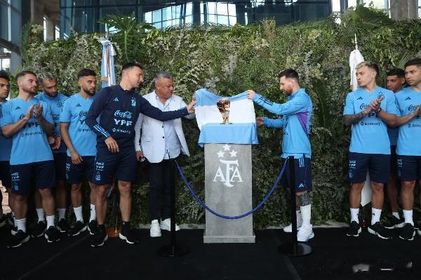 梅西享受球王级待遇
阿根廷足协周六宣布，国家队的训练基地将以梅西的名字重新命名，(1)