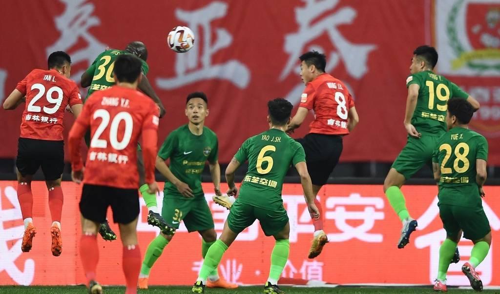 中超-亚泰2-0浙江迎开门红，谭龙、塞尔吉尼奥最后10分钟连入2球(1)