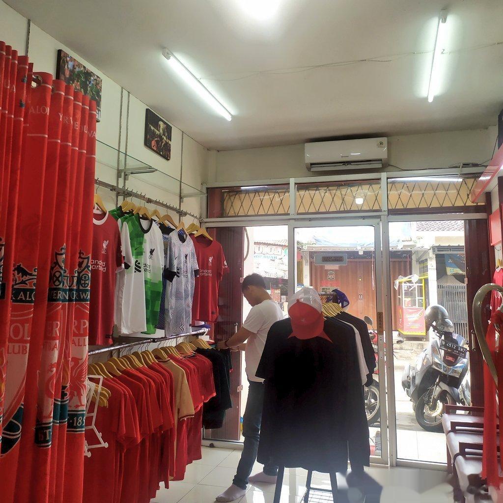 好像是印尼的一家利物浦球衣店已经开售下赛季球衣了[允悲][允悲][允悲] ​​​(1)