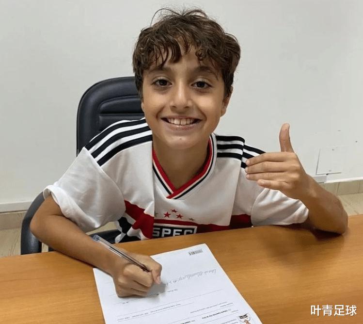 自带球王光环！9岁“梅西”出道：正式签约巴西豪门(1)