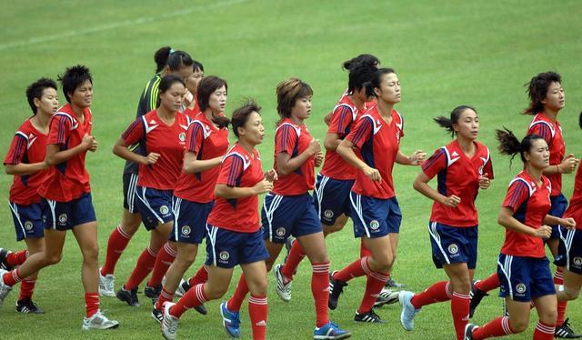 中国女足新的名单公布，奥运预赛分组状态出炉，女足未来困难重重(2)
