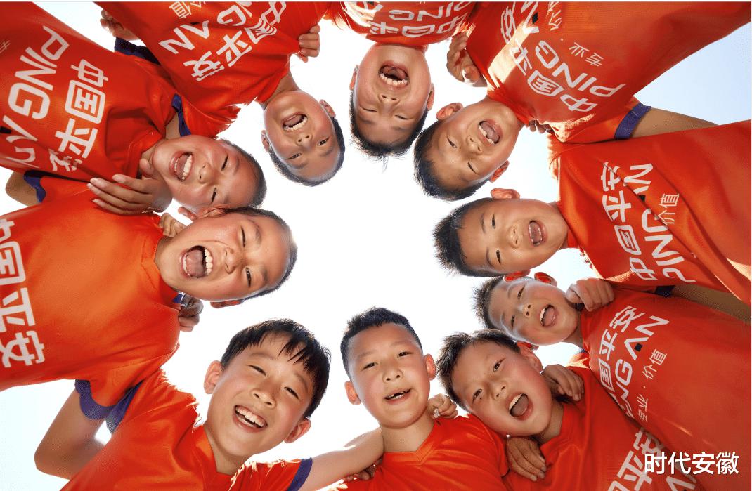 中国足协向阜南平安小学捐赠装备及中国女足国家队全体签名球衣(1)