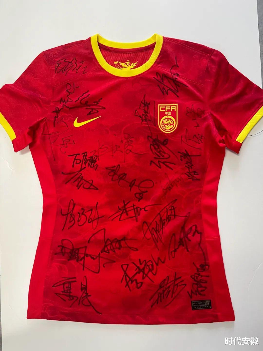 中国足协向阜南平安小学捐赠装备及中国女足国家队全体签名球衣(3)