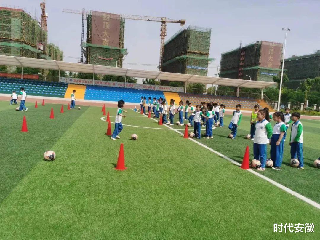 中国足协向阜南平安小学捐赠装备及中国女足国家队全体签名球衣(5)