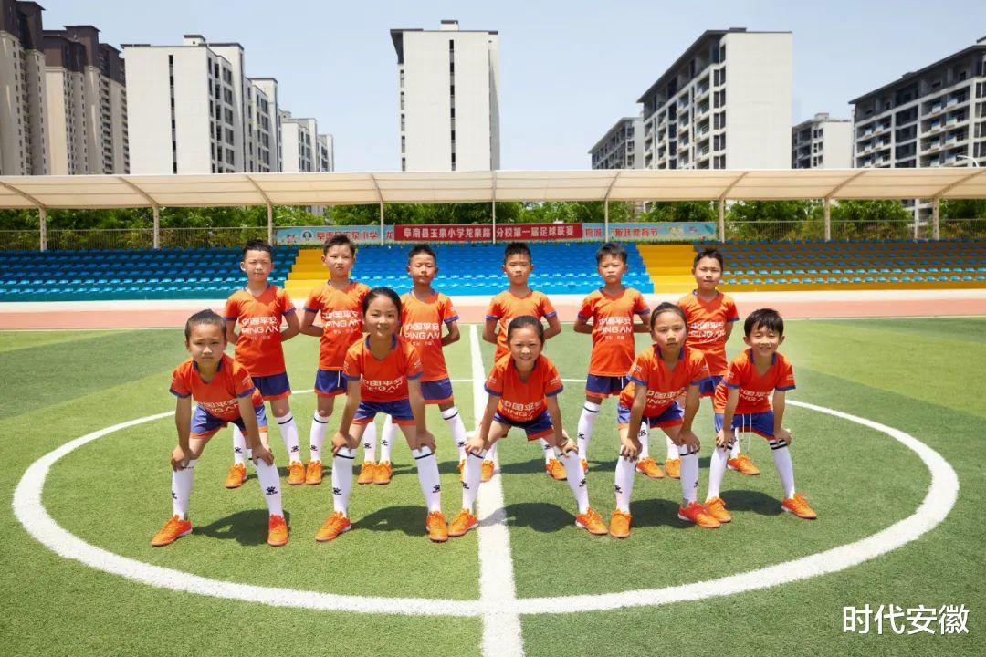 中国足协向阜南平安小学捐赠装备及中国女足国家队全体签名球衣(8)