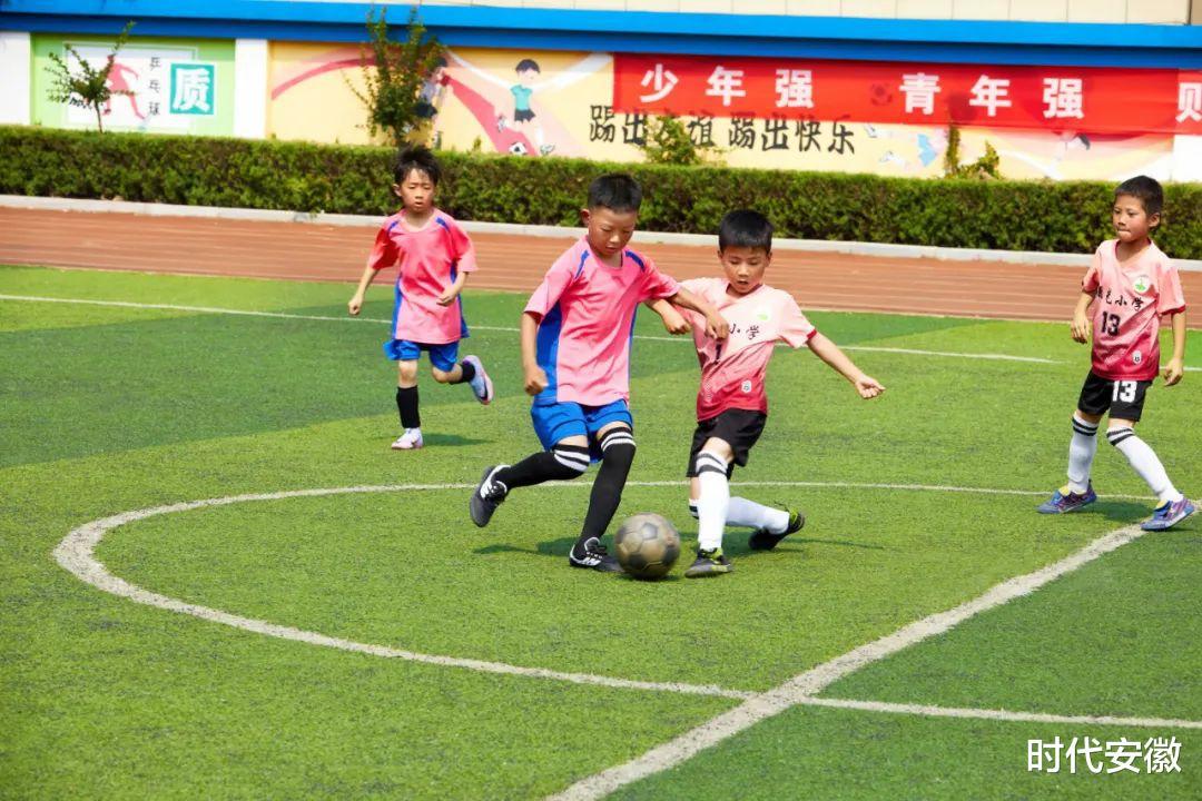 中国足协向阜南平安小学捐赠装备及中国女足国家队全体签名球衣(9)