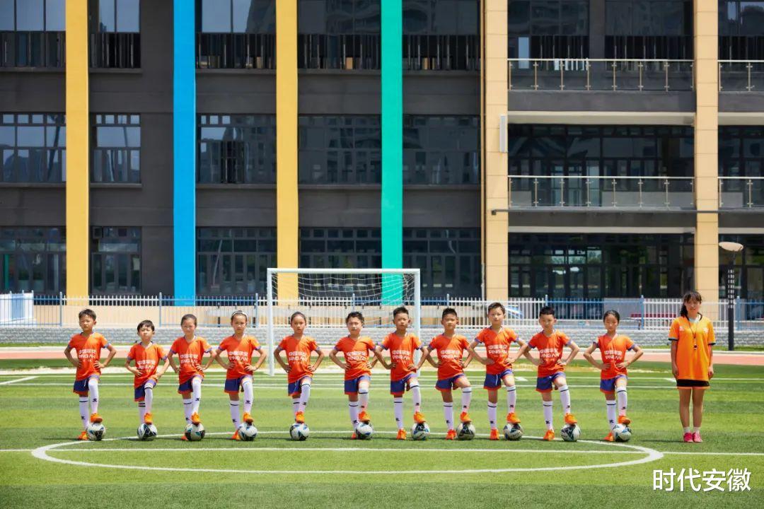 中国足协向阜南平安小学捐赠装备及中国女足国家队全体签名球衣(10)