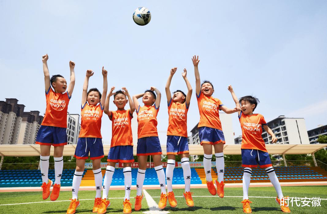 中国足协向阜南平安小学捐赠装备及中国女足国家队全体签名球衣(11)