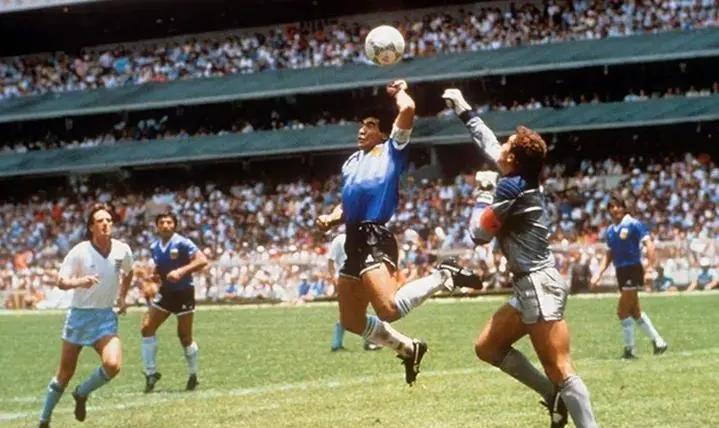 假如90年世界杯马拉多纳的阿根廷夺冠，他在世足坛会超越贝利吗(4)