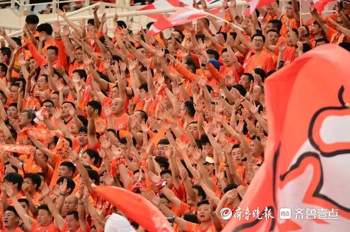泰山队对大连人队，球迷们疯狂加油兴奋鼓舞(8)