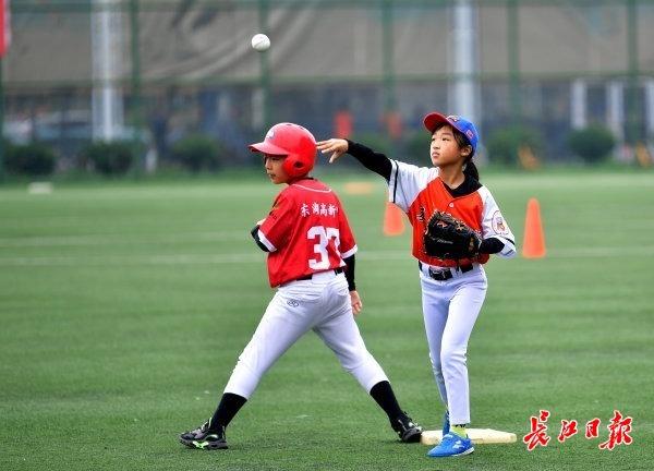 棒球少年角逐绿茵场(3)