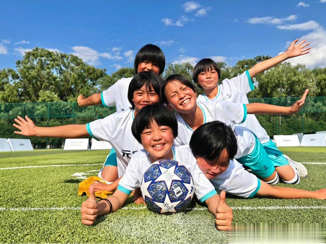 看到元宝女足的孩子们去北京踢友谊赛啦！不仅得到了卡卡的现场指导，后面还有更多的体(2)