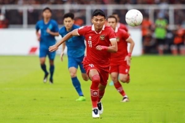 印尼队长承诺不会踢伤阿根廷球员，并表示希望与梅西交换球衣
印度尼西亚国家队队长邓(1)