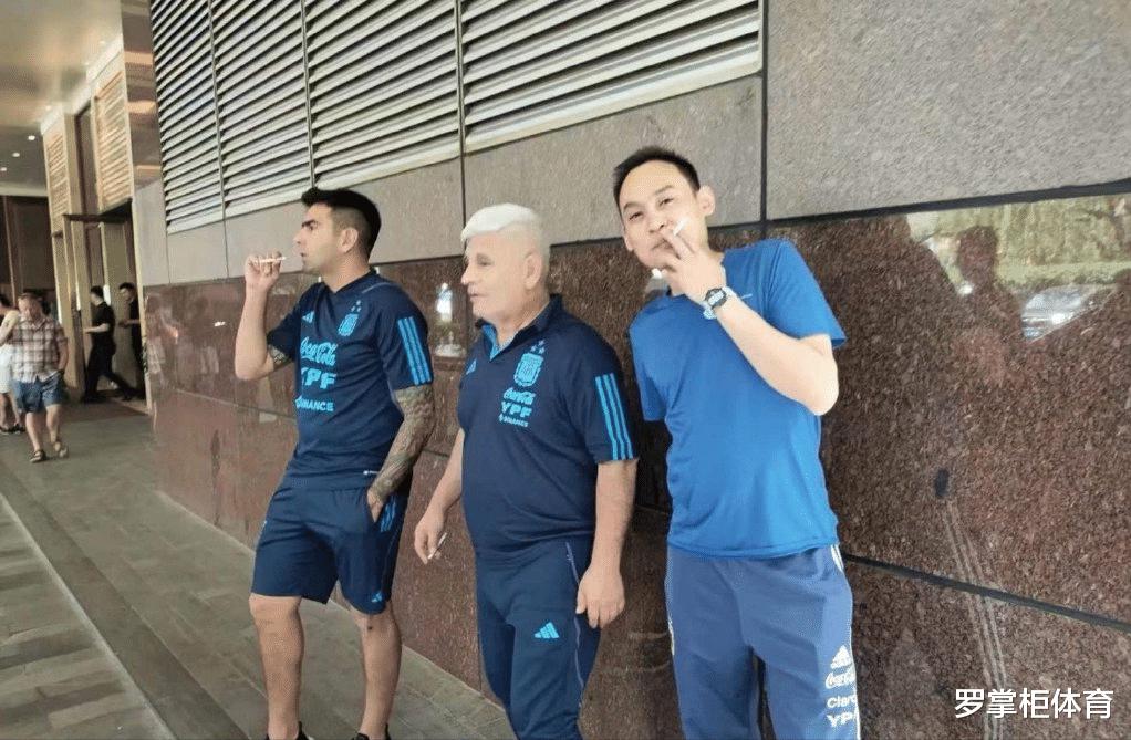 意外！阿根廷教练组刚亮相中国就被追捧，入乡随俗接受球迷递烟(1)