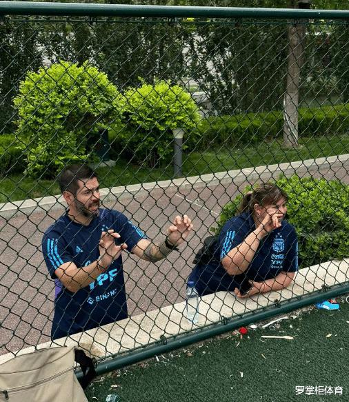 意外！阿根廷教练组刚亮相中国就被追捧，入乡随俗接受球迷递烟(4)