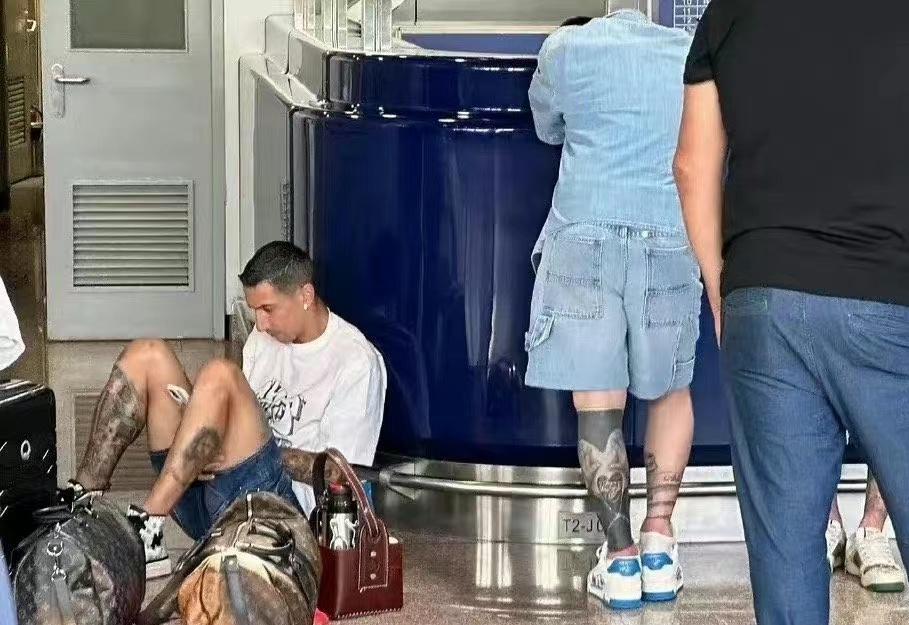一人坐在地上，背包扔地上显狼狈，梅西是阿根廷逃窜来北京避难？(1)