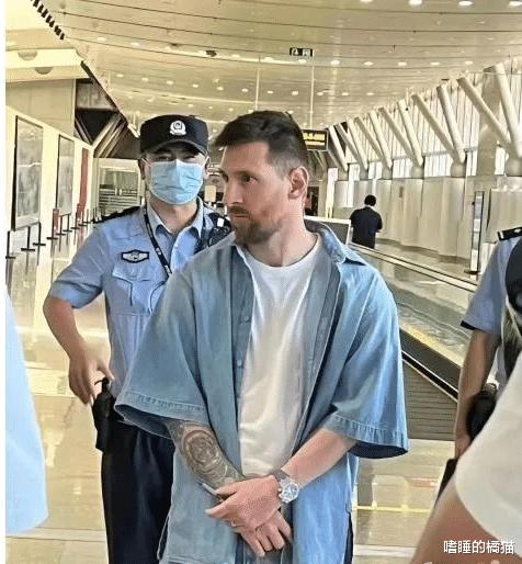 人在囧途！球王梅西入境被困北京机场2小时，被警察围住(1)