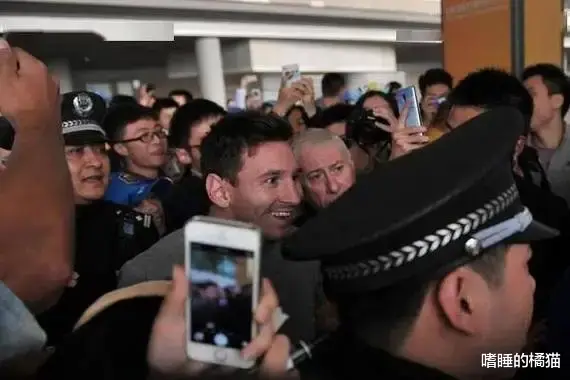 人在囧途！球王梅西入境被困北京机场2小时，被警察围住(3)