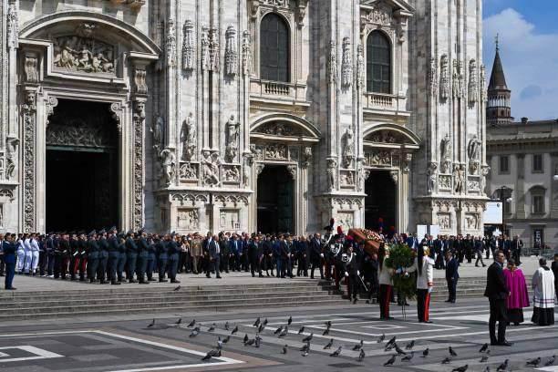 意大利为贝卢斯科尼国葬，米兰球迷送别最伟大主席(2)