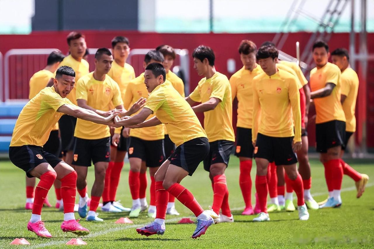 北京时间6月16日，国足将迎来6月份的首场热身赛，在大连对阵缅甸。赛前一天，国足(1)