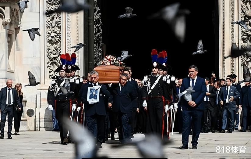 争议! 马尔蒂尼荷兰三剑客缺席贝总葬礼, 萨维切维奇驱车1200公里来送行(3)
