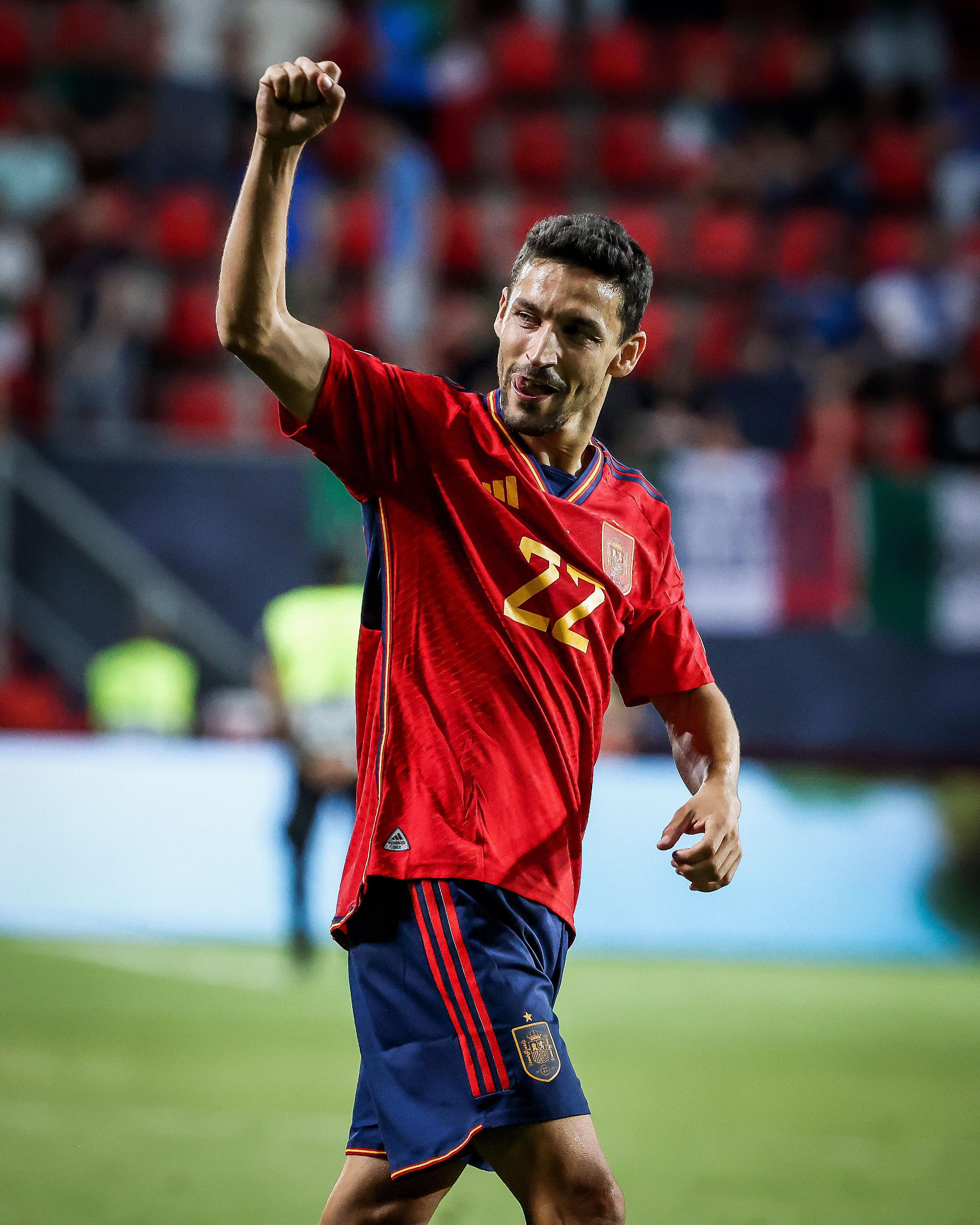 欧国联决赛，37岁的塞维利亚队魂赫苏斯-纳瓦斯，代表西班牙首发登场。这座冠军奖杯(1)