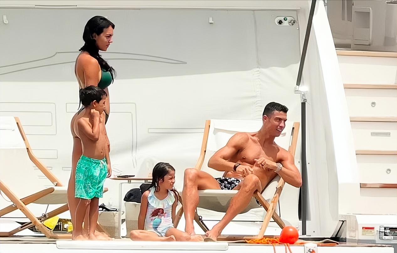 C罗与女友乘豪华游艇度假，尽情享受阳光与家人团聚(2)