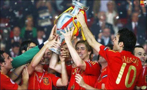 在十五年前的那场欧洲杯决赛中，西班牙以1：0的比分力克德国，成功夺冠。那时的西班(2)